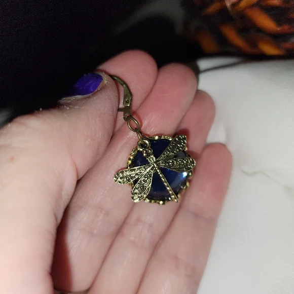 New Vintage Look Dragonfly Self Latch Earrings - Picture 4 of 11